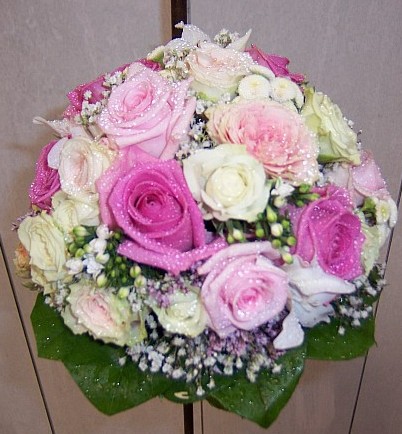 Buket_m_roser_i_hvid_og_lyser_d_og_pink.jpg