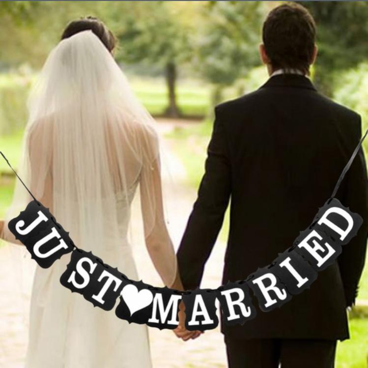 Just married, skilt.jpg